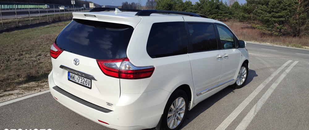 Toyota Sienna cena 119800 przebieg: 178000, rok produkcji 2016 z Kobyłka małe 254